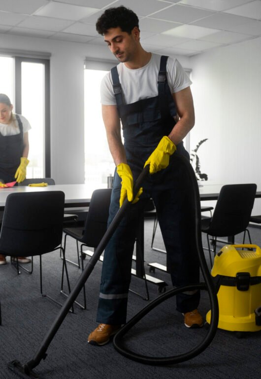 Professionelle Büroreinigung und Bodenreinigung mit Reinigungsmaschine in Heinsberg - MD Gebäudereinigung