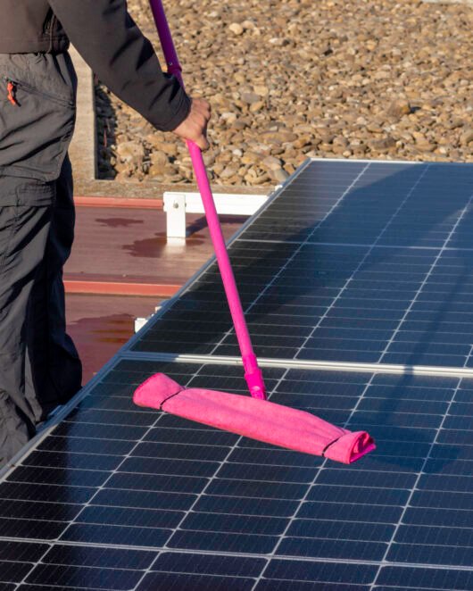 Professionelle Solarreinigung und Photovoltaik-Reinigung auf einem Dach in Heinsberg durch MD Gebäudereinigung